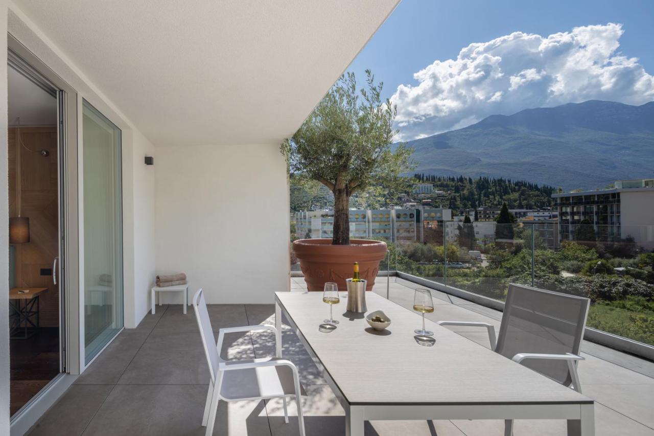 Aris Apartments & Sky Pool - Tonelli Hotels - Adult Friendly Riva del Garda Ngoại thất bức ảnh