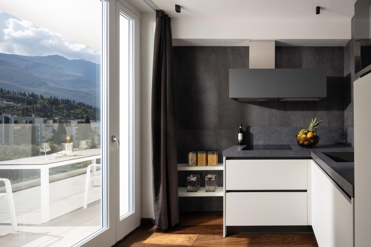 Aris Apartments & Sky Pool - Tonelli Hotels - Adult Friendly Riva del Garda Ngoại thất bức ảnh