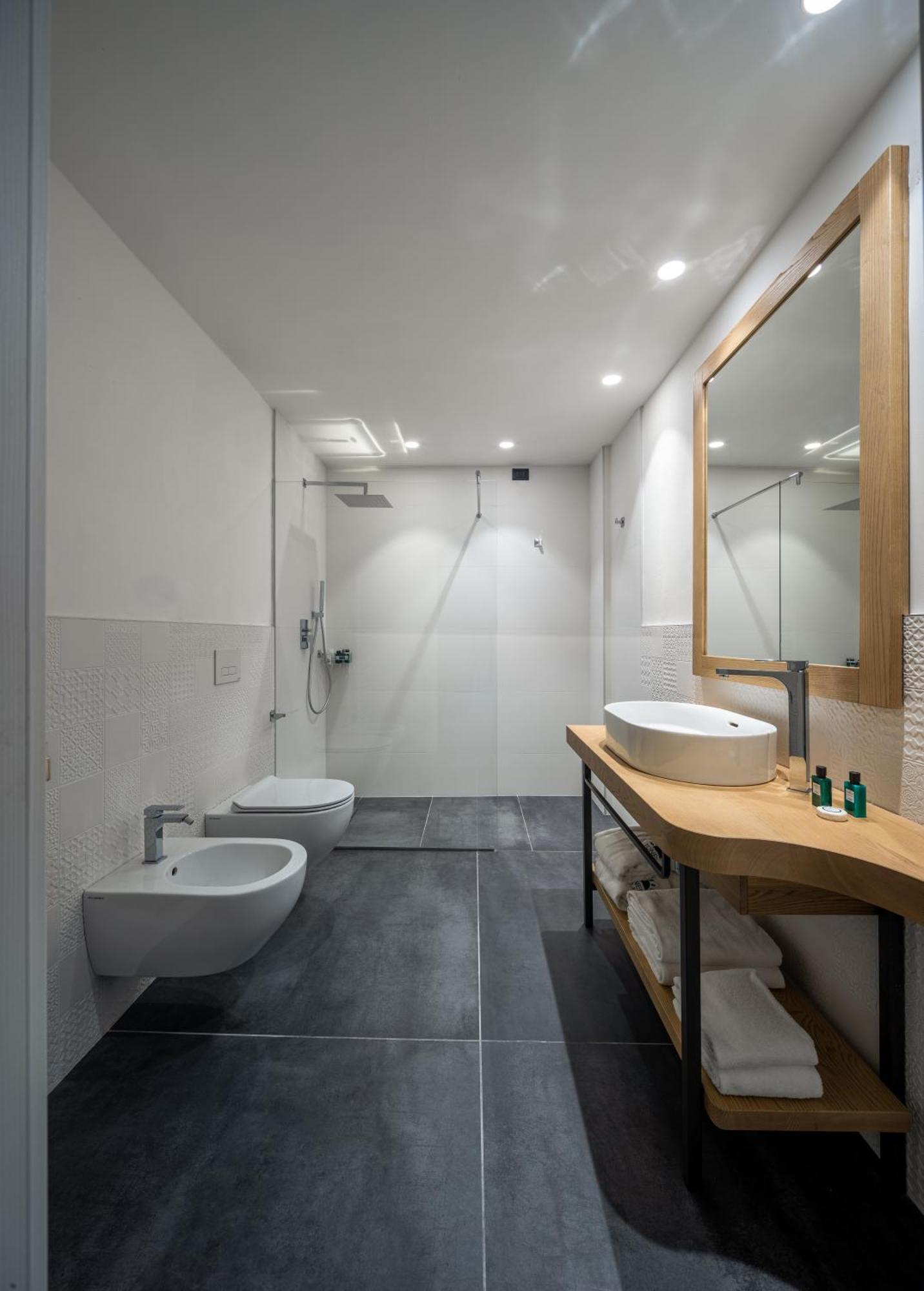 Aris Apartments & Sky Pool - Tonelli Hotels - Adult Friendly Riva del Garda Phòng bức ảnh