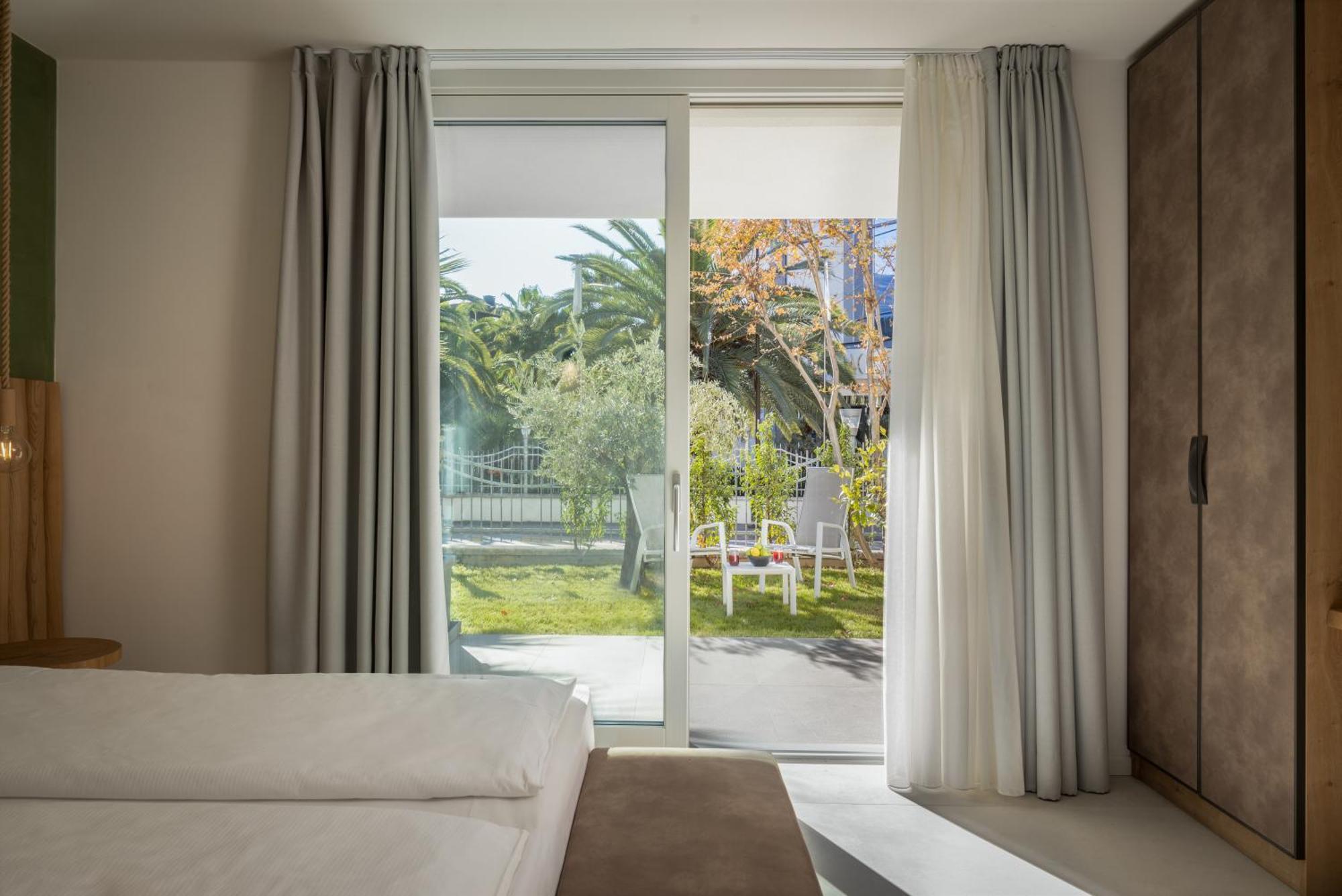 Aris Apartments & Sky Pool - Tonelli Hotels - Adult Friendly Riva del Garda Phòng bức ảnh